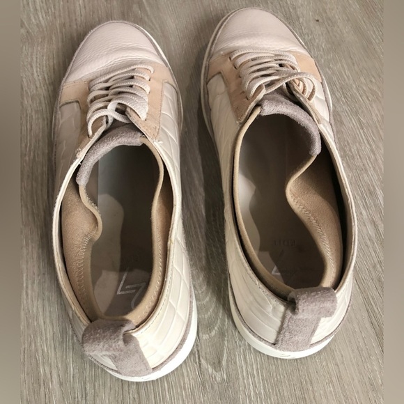 27 EDIT Naturalizer Women's White cream and tan Valarie Slip-on Sneaker size 9 - Picture 6 of 7
